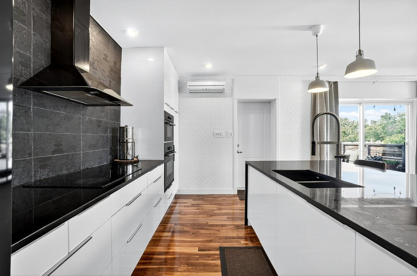 Cuisine - 10730 Boul. St-Laurent, Montréal (Ahuntsic-Cartierville), QC - Indoor Photo Showing Kitchen With Double Sink With Upgraded Kitchen