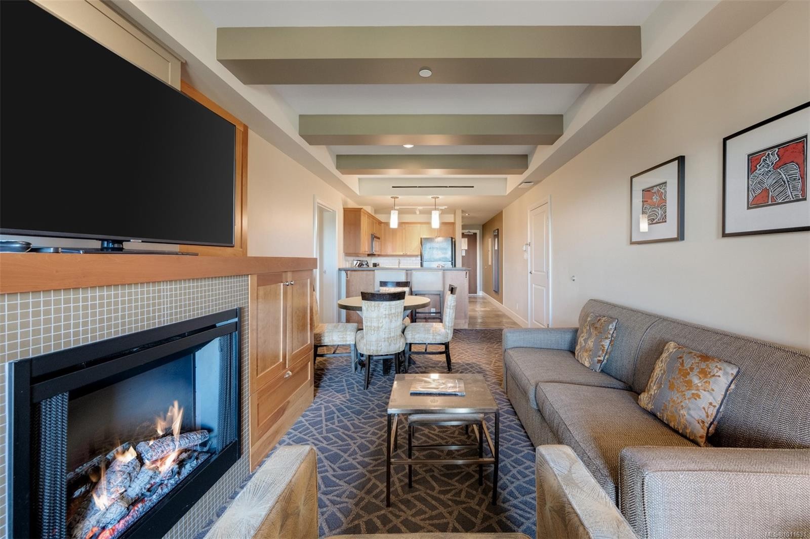 335/337 C-1999 Country Club Way, Langford, BC - Indoor Photo Showing Living Room With Fireplace