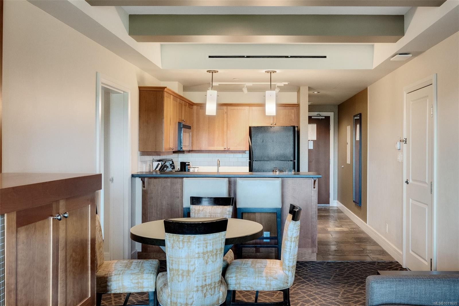 335/337 C-1999 Country Club Way, Langford, BC - Indoor