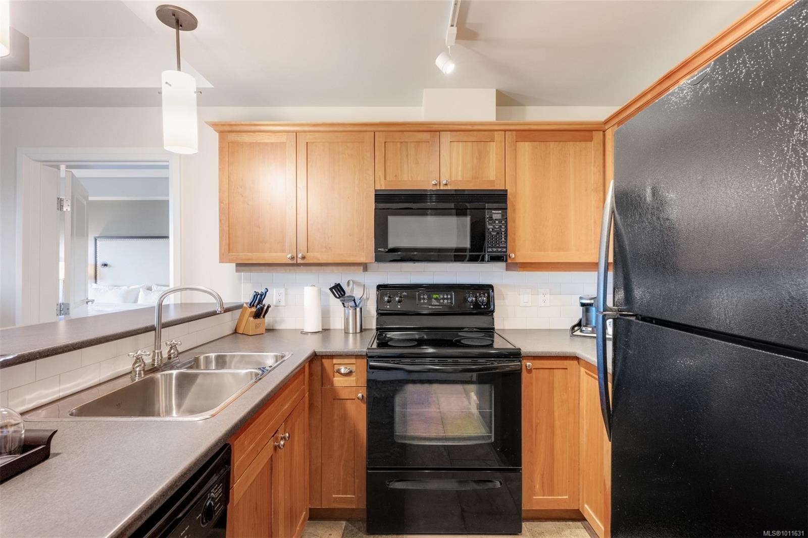 335/337 C-1999 Country Club Way, Langford, BC - Indoor Photo Showing Kitchen With Double Sink