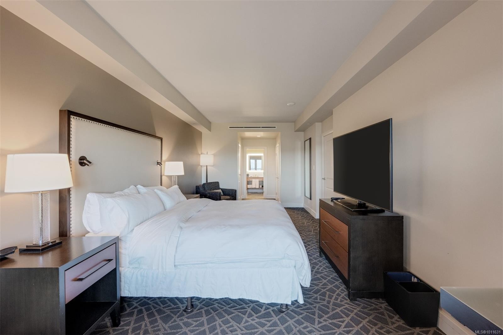 335/337 C-1999 Country Club Way, Langford, BC - Indoor Photo Showing Bedroom