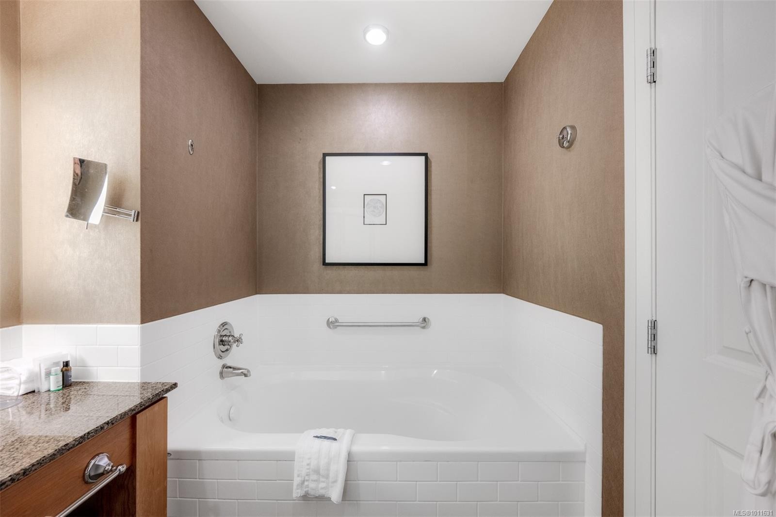 335/337 C-1999 Country Club Way, Langford, BC - Indoor Photo Showing Bathroom