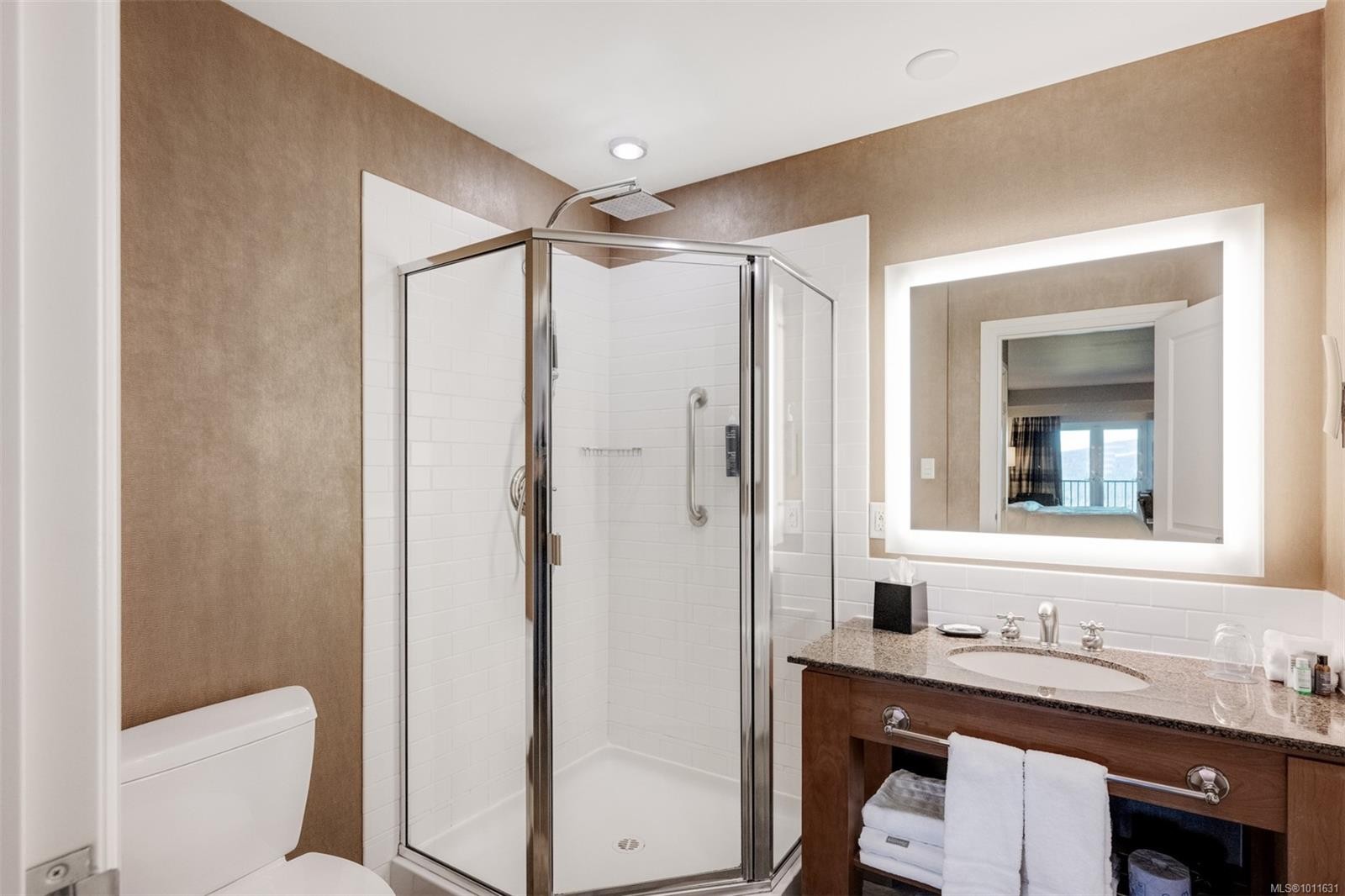 335/337 C-1999 Country Club Way, Langford, BC - Indoor Photo Showing Bathroom