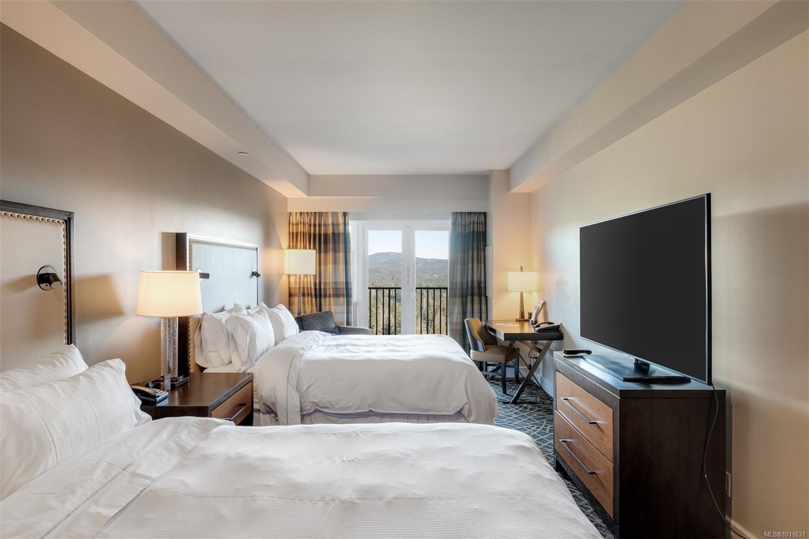 335/337 C-1999 Country Club Way, Langford, BC - Indoor Photo Showing Bedroom