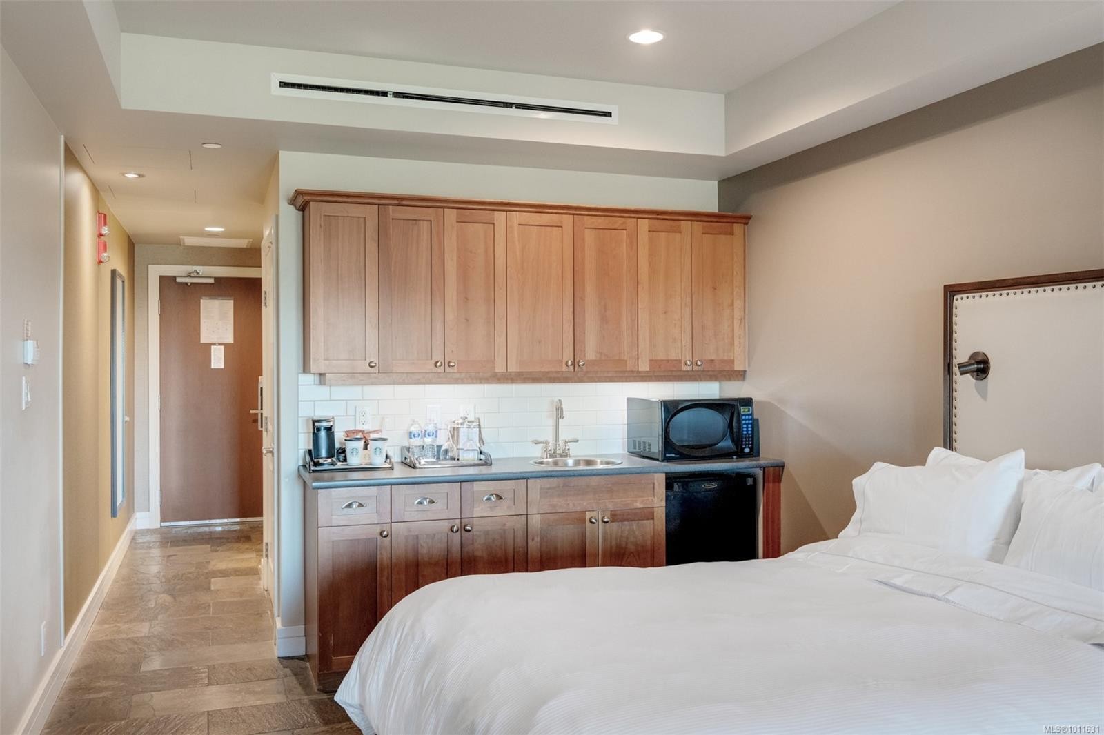 335/337 C-1999 Country Club Way, Langford, BC - Indoor Photo Showing Bedroom