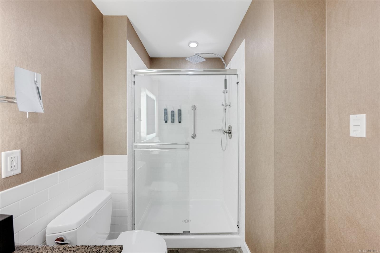 335/337 C-1999 Country Club Way, Langford, BC - Indoor