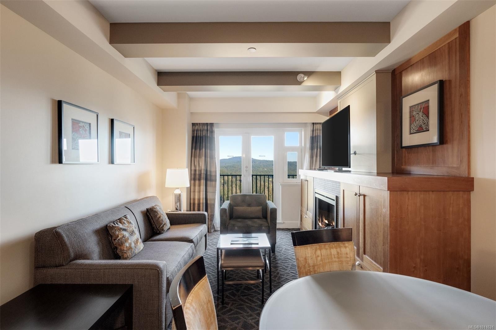 335/337 C-1999 Country Club Way, Langford, BC - Indoor Photo Showing Living Room With Fireplace