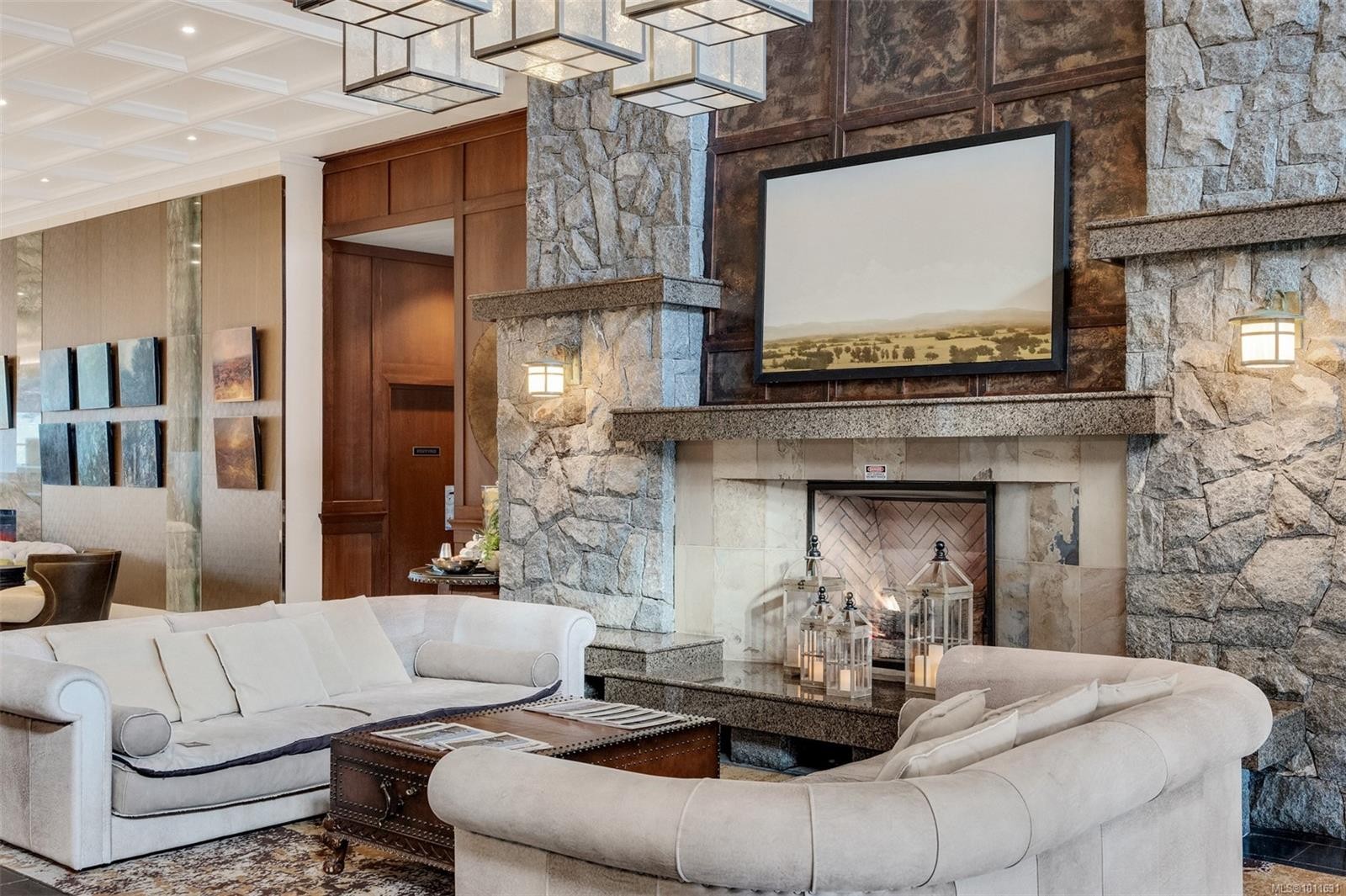 335/337 C-1999 Country Club Way, Langford, BC - Indoor Photo Showing Living Room With Fireplace