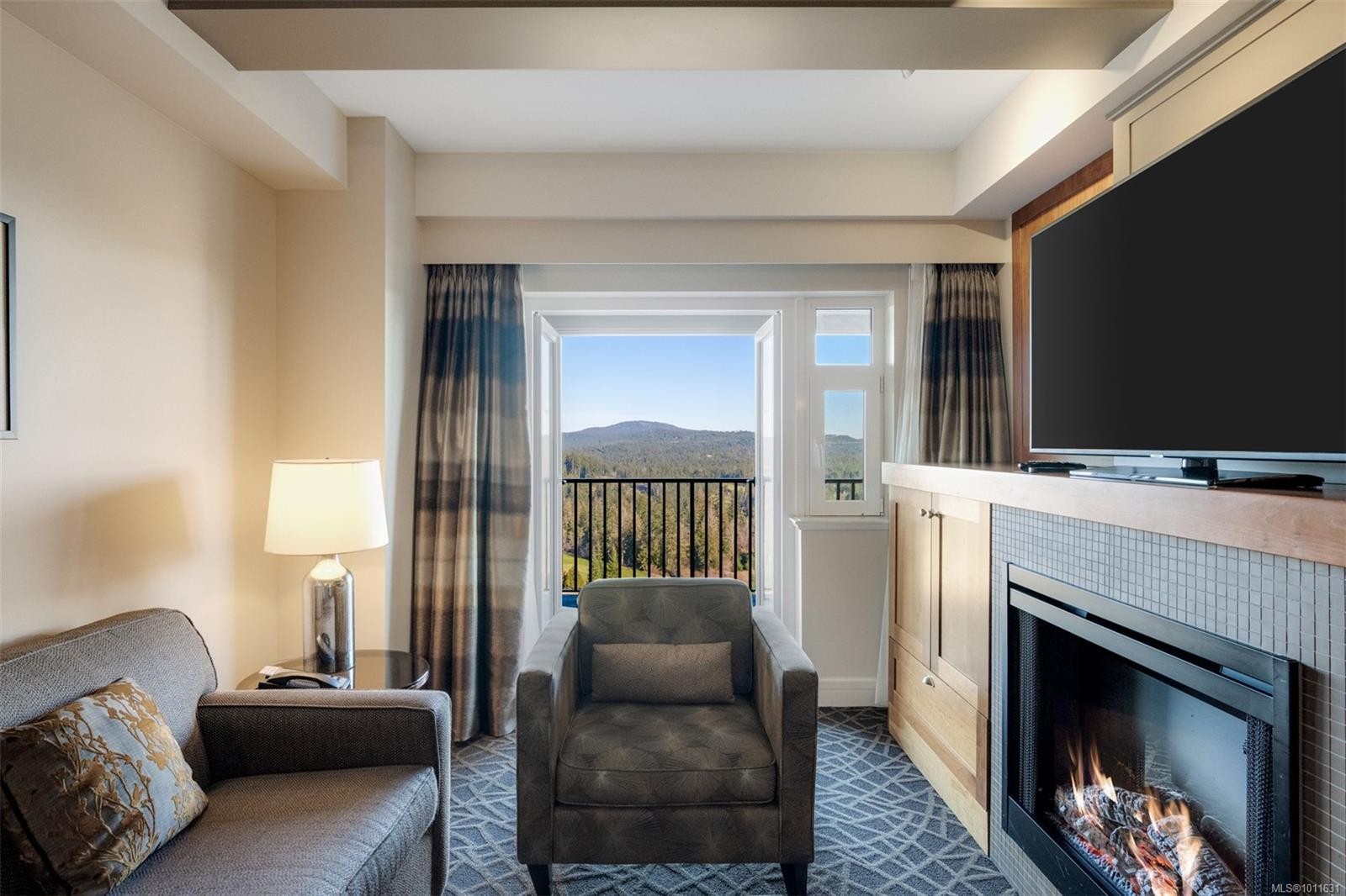 335/337 C-1999 Country Club Way, Langford, BC - Indoor Photo Showing Living Room With Fireplace