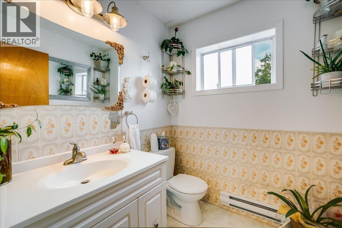 801 Houston Street, Nelson, BC - Indoor Photo Showing Bathroom