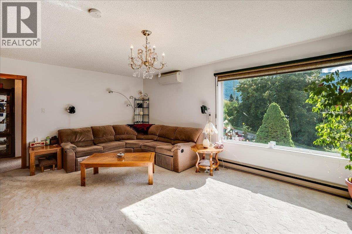 801 Houston Street, Nelson, BC - Indoor Photo Showing Living Room