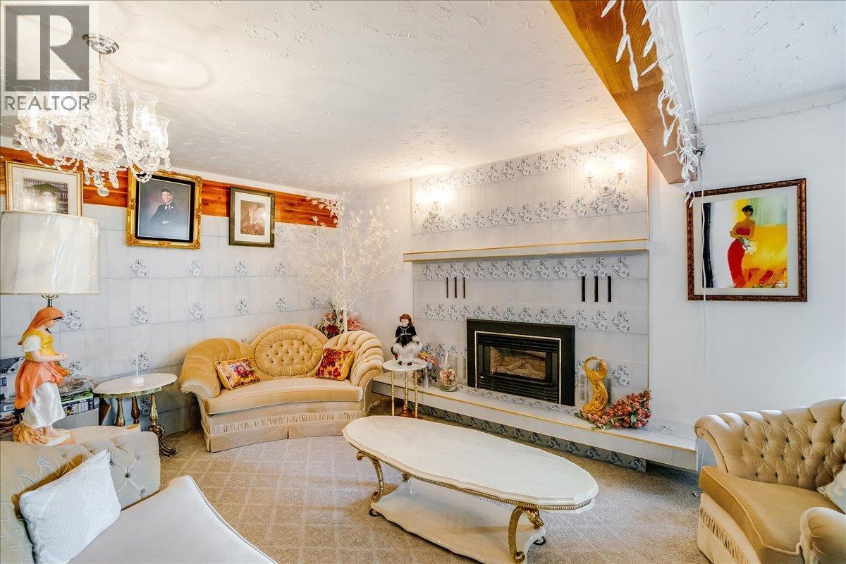 801 Houston Street, Nelson, BC - Indoor Photo Showing Living Room With Fireplace