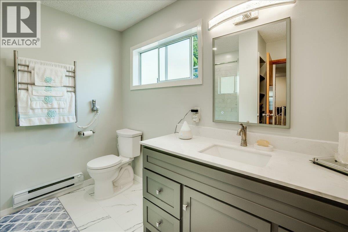 801 Houston Street, Nelson, BC - Indoor Photo Showing Bathroom