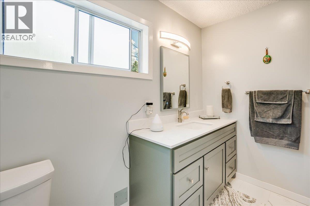 801 Houston Street, Nelson, BC - Indoor Photo Showing Bathroom
