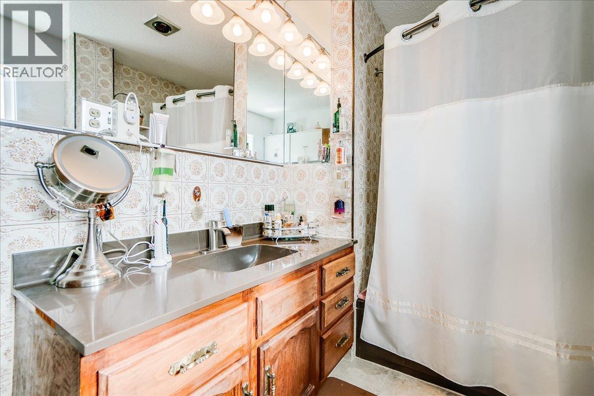 801 Houston Street, Nelson, BC - Indoor