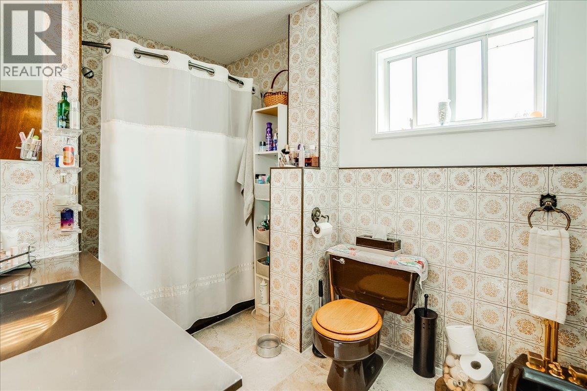 801 Houston Street, Nelson, BC - Indoor Photo Showing Bathroom