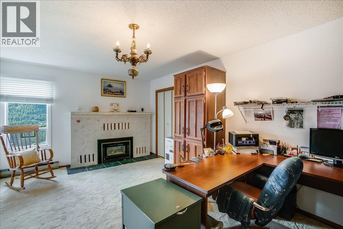 801 Houston Street, Nelson, BC - Indoor With Fireplace