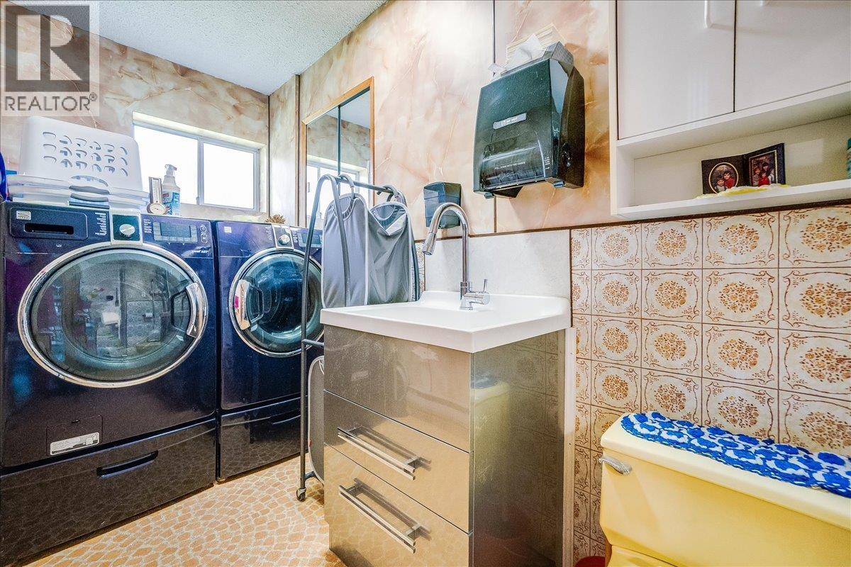 801 Houston Street, Nelson, BC - Indoor Photo Showing Laundry Room