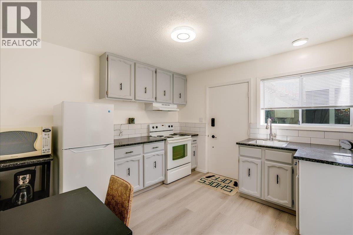 801 Houston Street, Nelson, BC - Indoor Photo Showing Kitchen