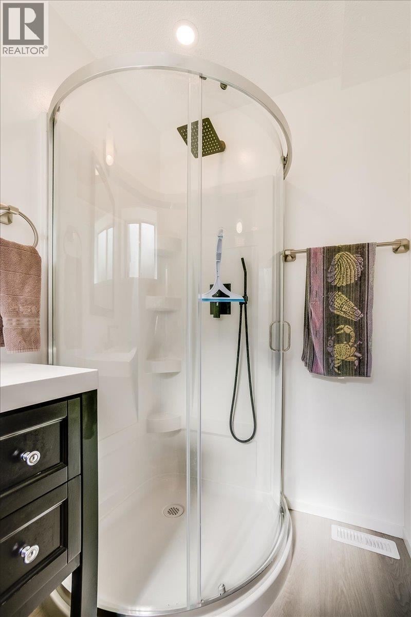 801 Houston Street, Nelson, BC - Indoor Photo Showing Bathroom