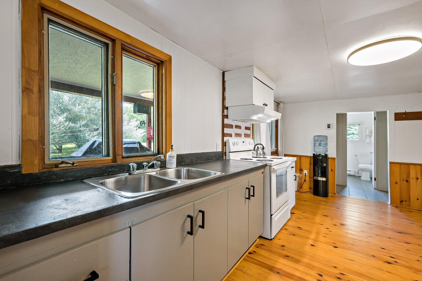 Cuisine - 1932 Ch. De La Pointe-Bourgeois, La Conception, QC - Indoor Photo Showing Kitchen With Double Sink