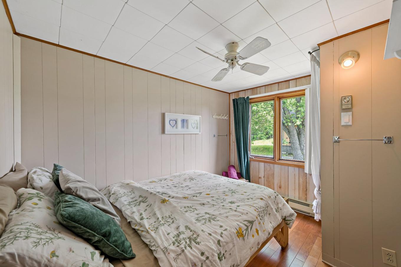 Chambre à coucher - 1932 Ch. De La Pointe-Bourgeois, La Conception, QC - Indoor Photo Showing Bedroom
