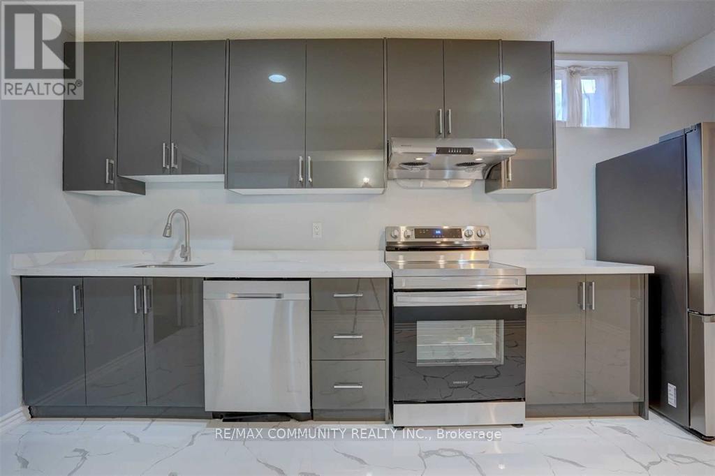 Bsmt - 208 Twyn Rivers Drive, Pickering, ON - Indoor Photo Showing Kitchen With Upgraded Kitchen