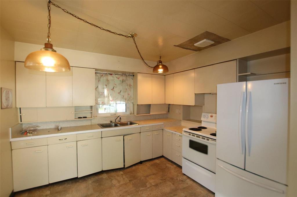 368 Lathlin Avenue, The Pas, MB - Indoor Photo Showing Kitchen With Double Sink