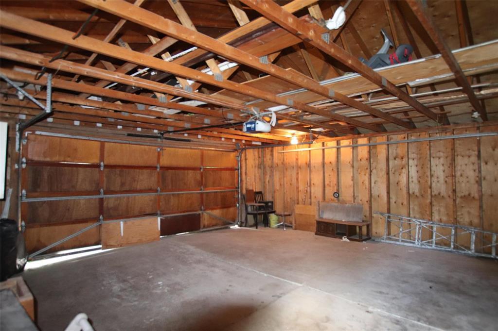368 Lathlin Avenue, The Pas, MB - Indoor Photo Showing Garage
