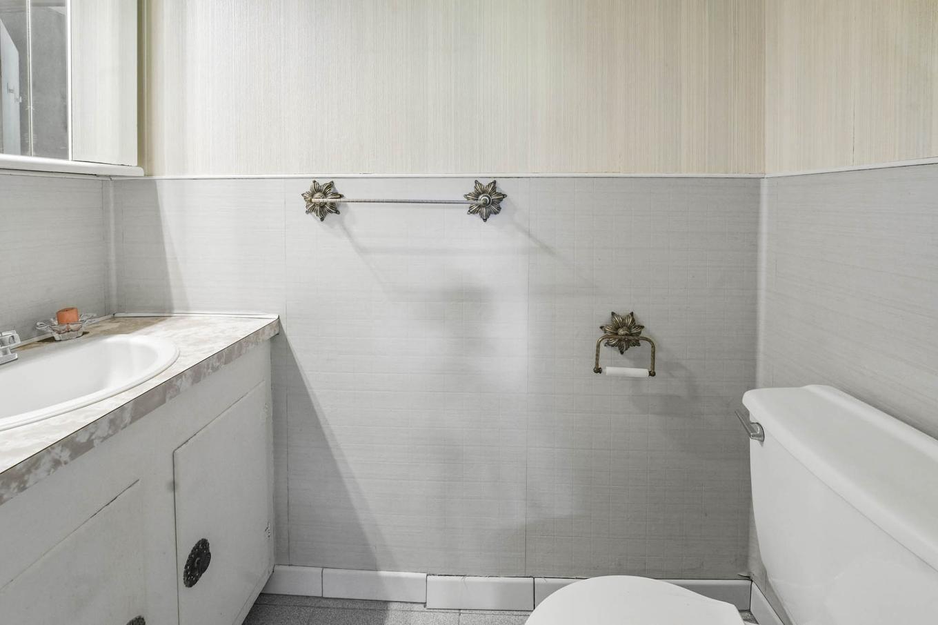 Powder room - 1844 Rue De Brompton, Mascouche, QC - Indoor Photo Showing Bathroom