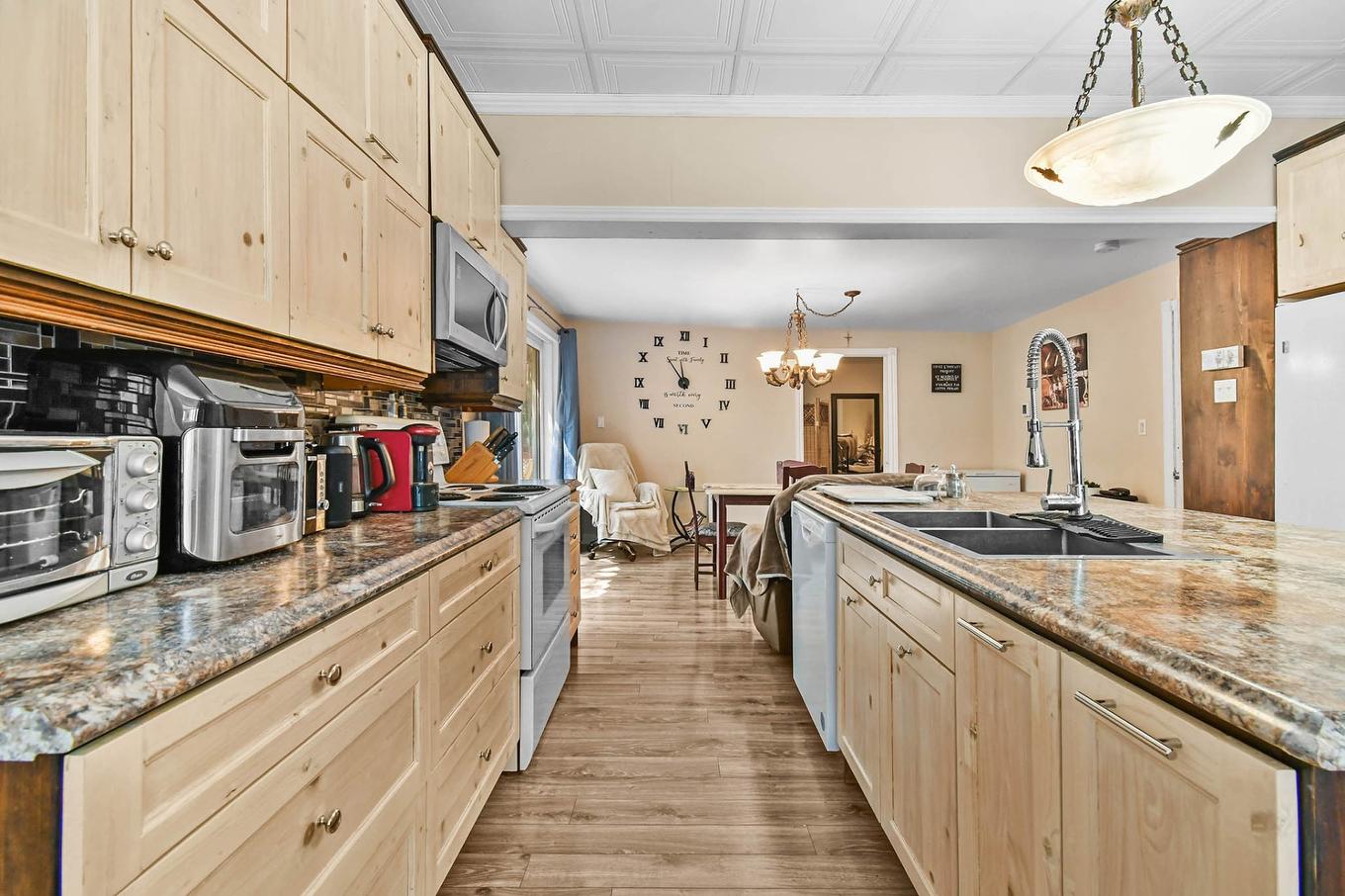 Logement - 4331Z - 4331Az Rue Dufresne, Saint-Félix-De-Valois, QC - Indoor Photo Showing Kitchen With Double Sink