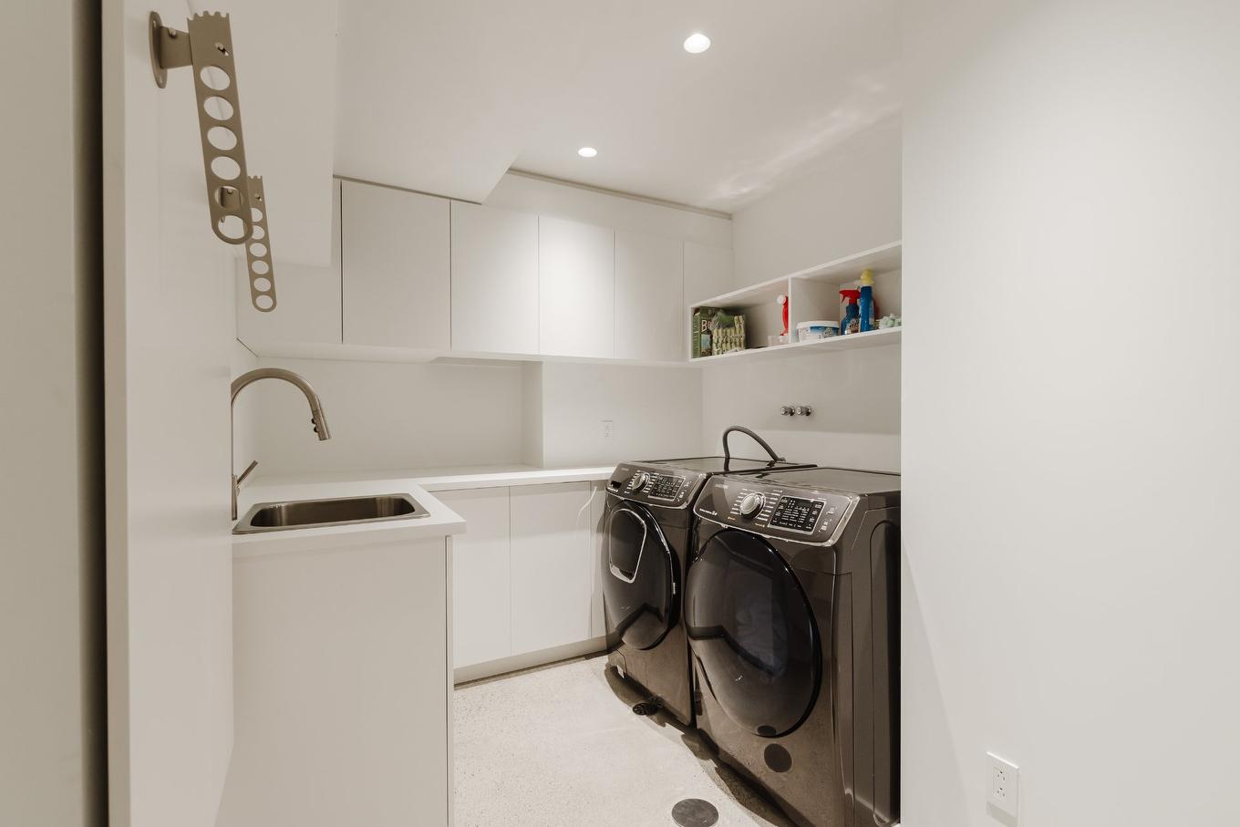 Salle de lavage - 21 Cours East Gables, Beaconsfield, QC - Indoor Photo Showing Laundry Room