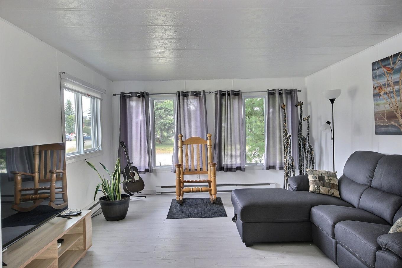 Living room - 7 Rue Des Pinsons, Rouyn-Noranda, QC - Indoor Photo Showing Living Room