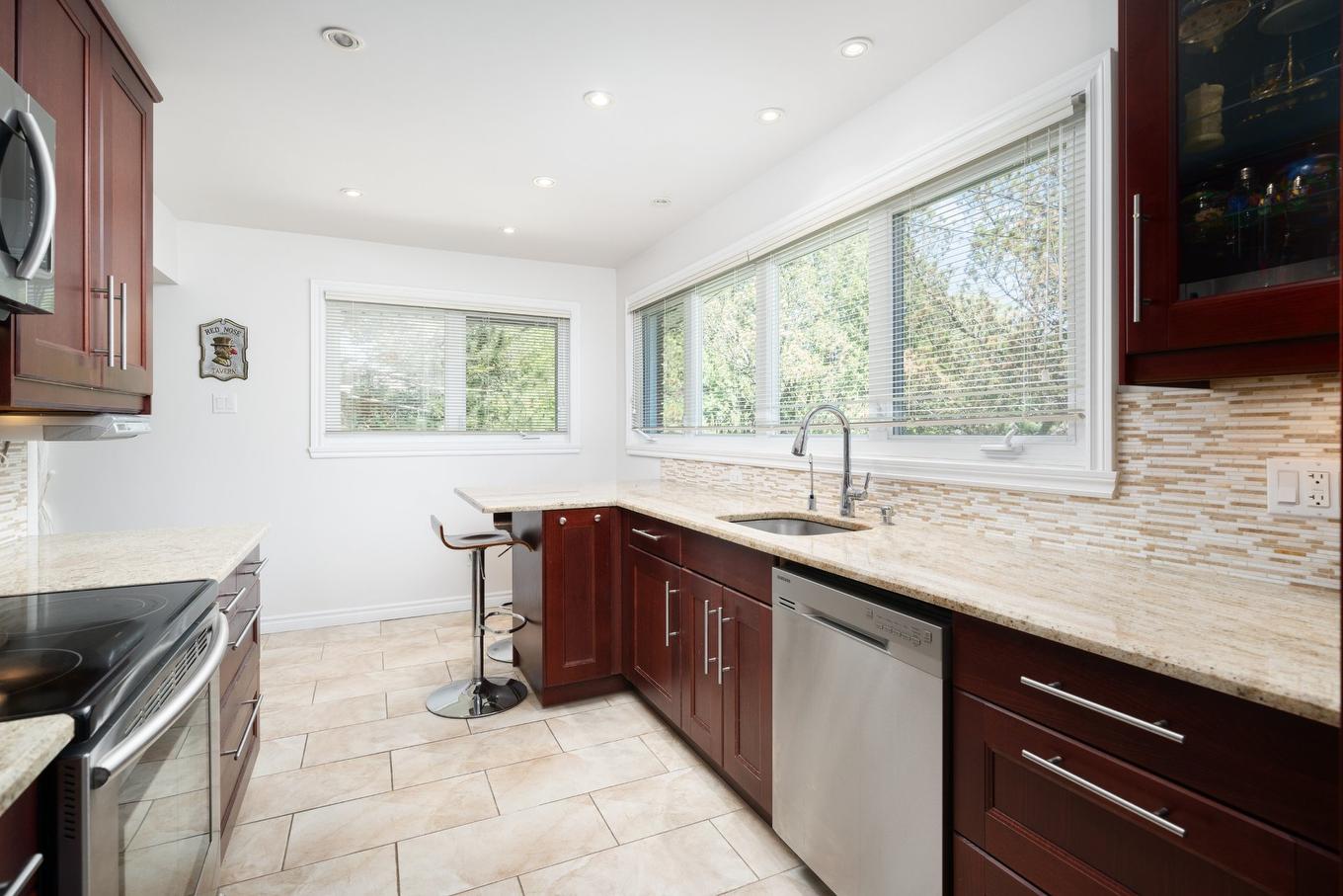 Cuisine - 38 Av. Margaret-Ann, Beaconsfield, QC - Indoor Photo Showing Kitchen With Upgraded Kitchen