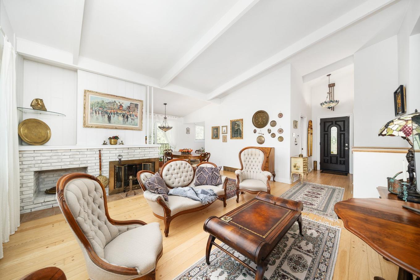 Salon - 38 Av. Margaret-Ann, Beaconsfield, QC - Indoor Photo Showing Living Room With Fireplace