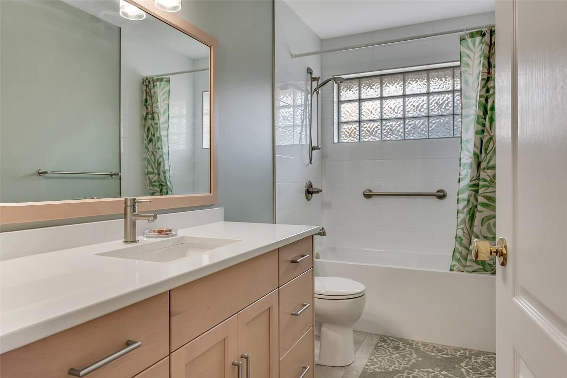 2317 Teal Place, Vernon, BC - Indoor Photo Showing Bathroom