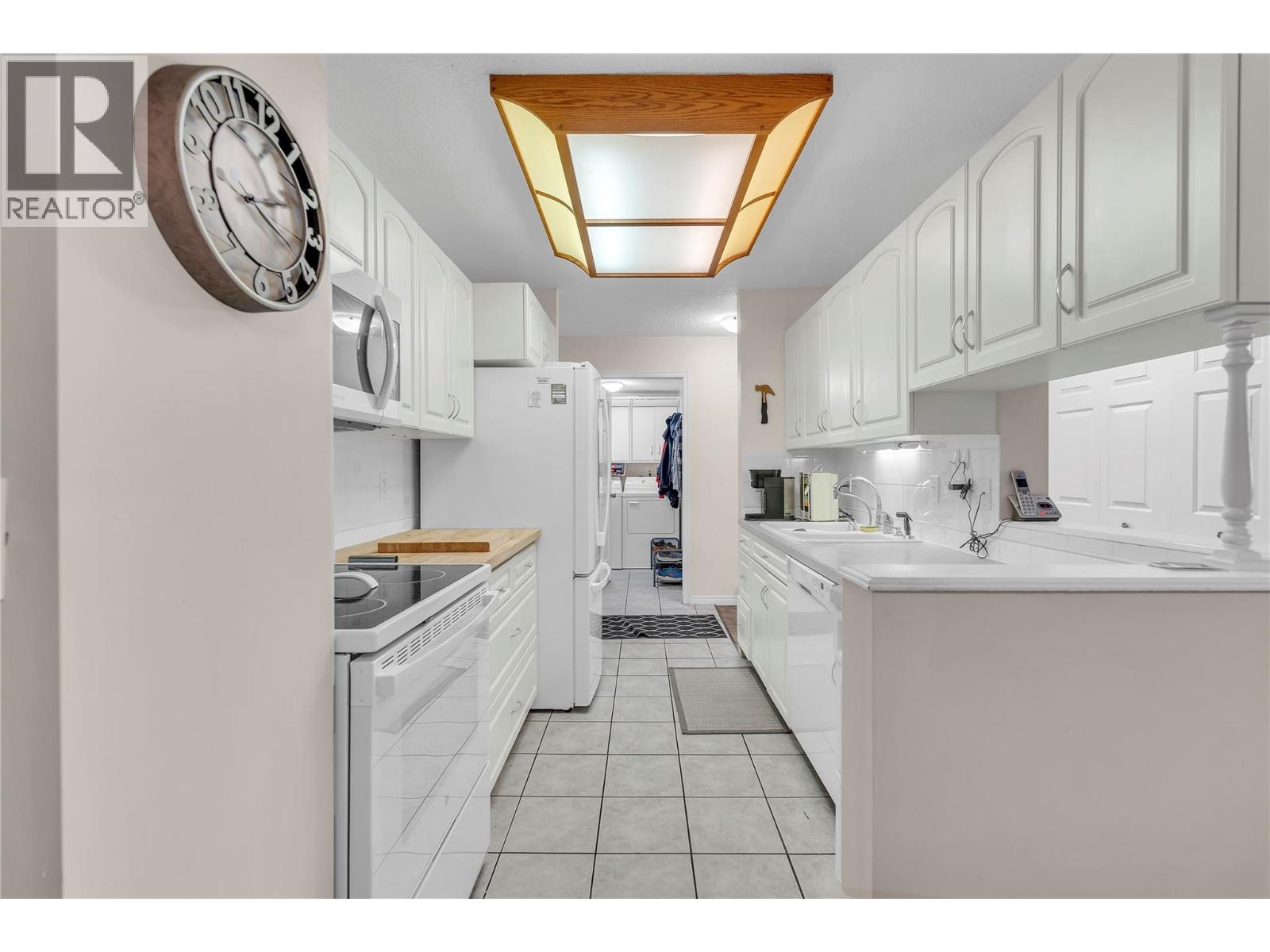 740 Winnipeg Street Unit# 401, Penticton, BC - Indoor Photo Showing Kitchen