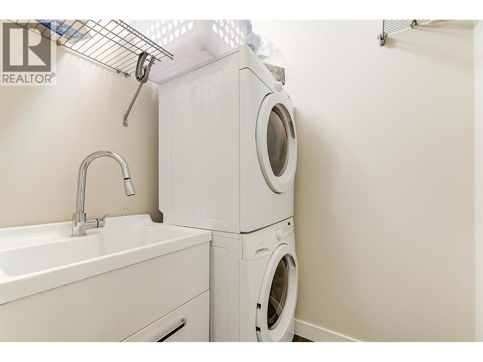 620 - 622 Birch Avenue, Kelowna, BC - Indoor Photo Showing Laundry Room