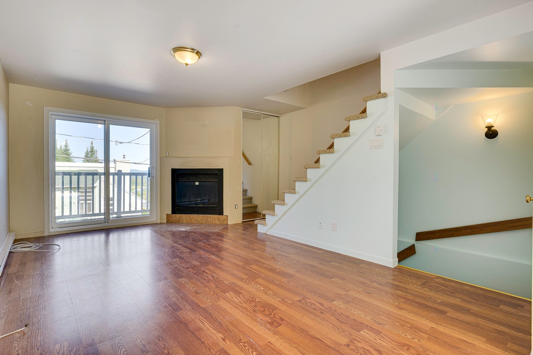 Salon - 722 Rue Du Muguet, Sainte-Agathe-Des-Monts, QC - Indoor With Fireplace