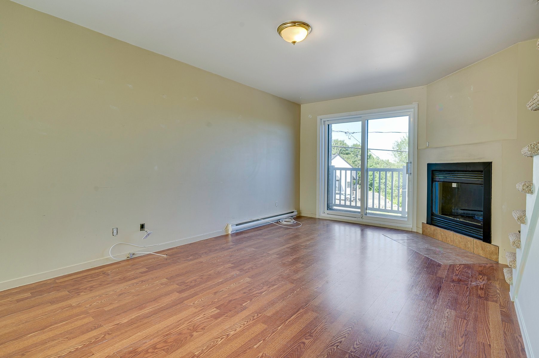 Salon - 722 Rue Du Muguet, Sainte-Agathe-Des-Monts, QC - Indoor With Fireplace