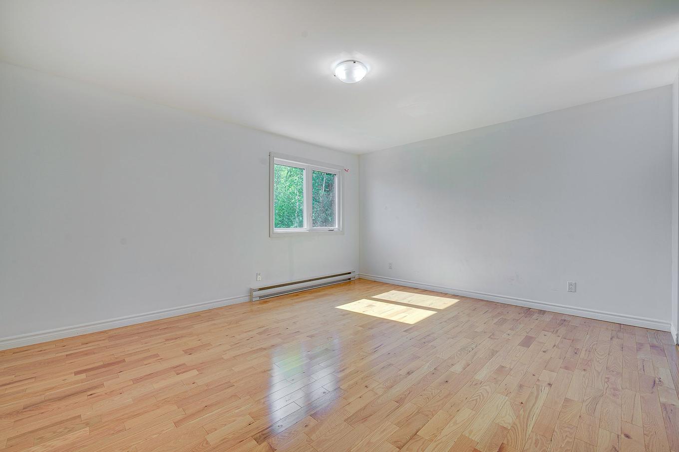Primary bedroom - 722 Rue Du Muguet, Sainte-Agathe-Des-Monts, QC - Indoor Photo Showing Other Room