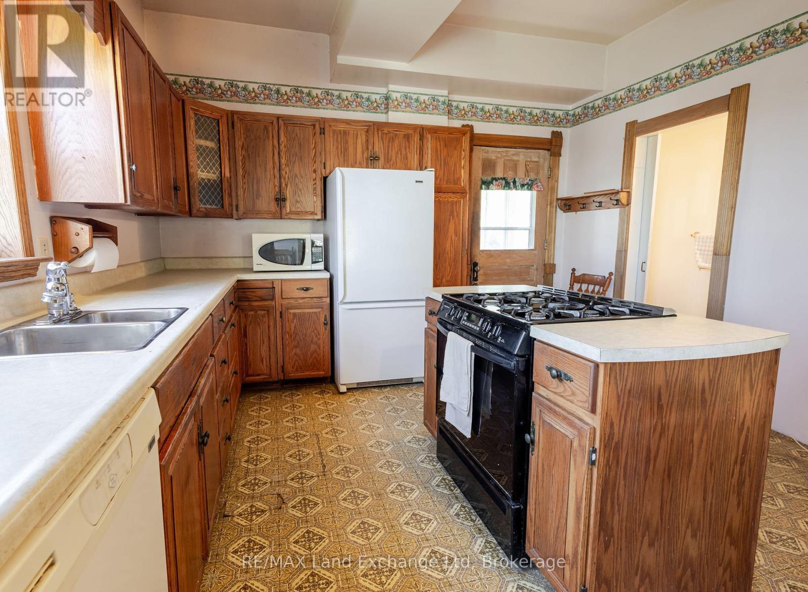 484 Queen Street, North Huron (Blyth), ON - Indoor Photo Showing Kitchen With Double Sink