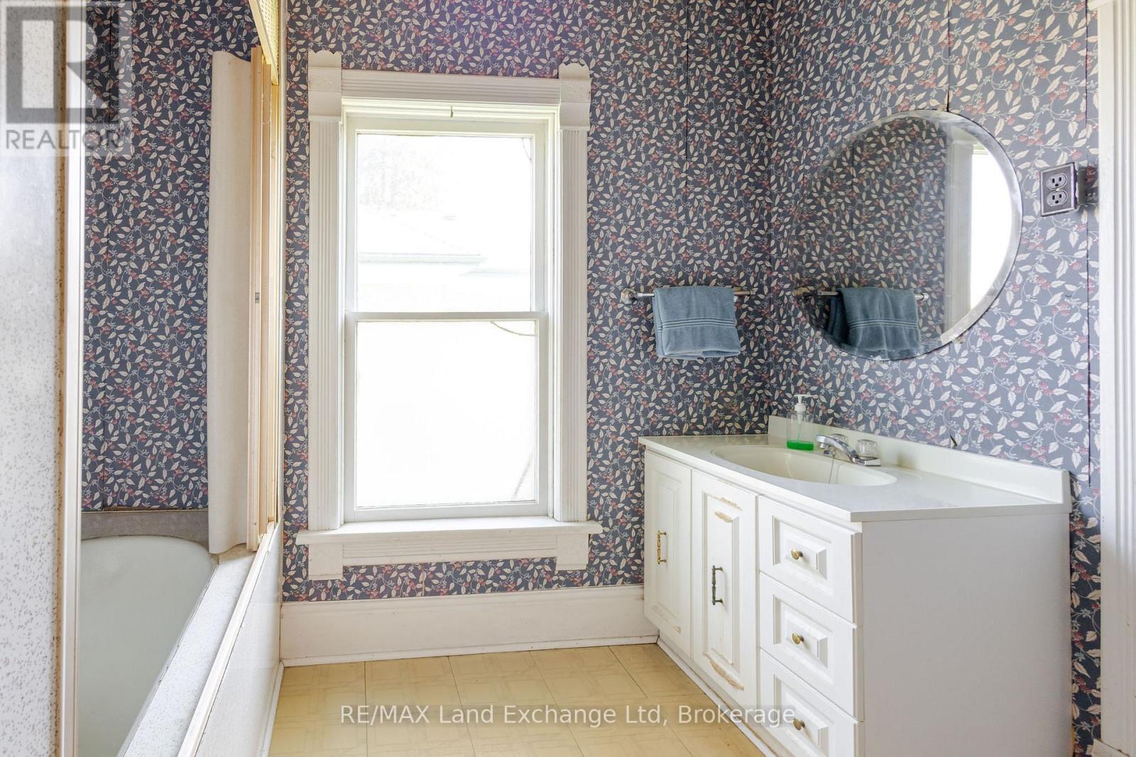 484 Queen Street, North Huron (Blyth), ON - Indoor Photo Showing Bathroom