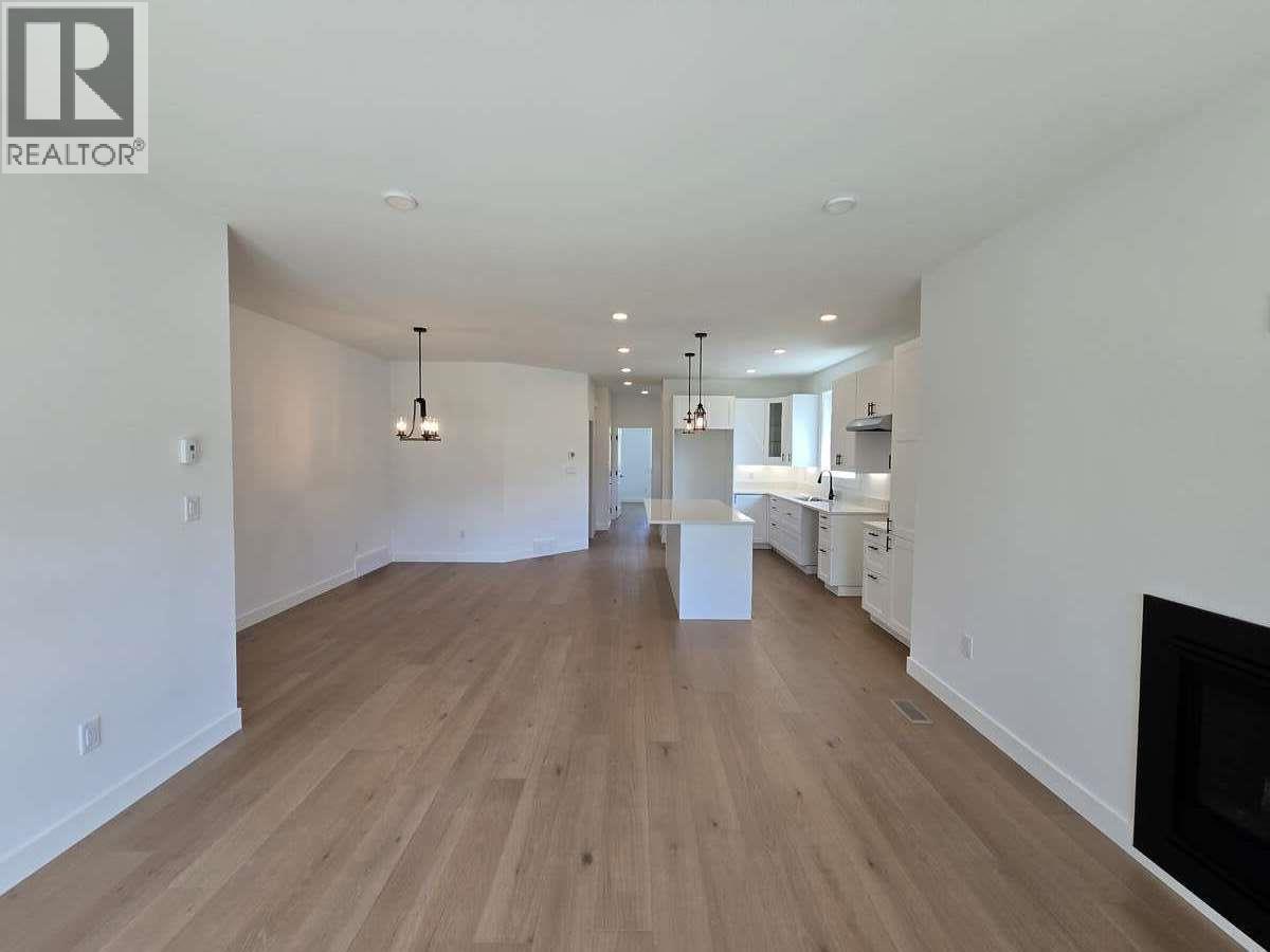 2715 Golf Course Drive Unit# 30, Blind Bay, BC - Indoor With Fireplace