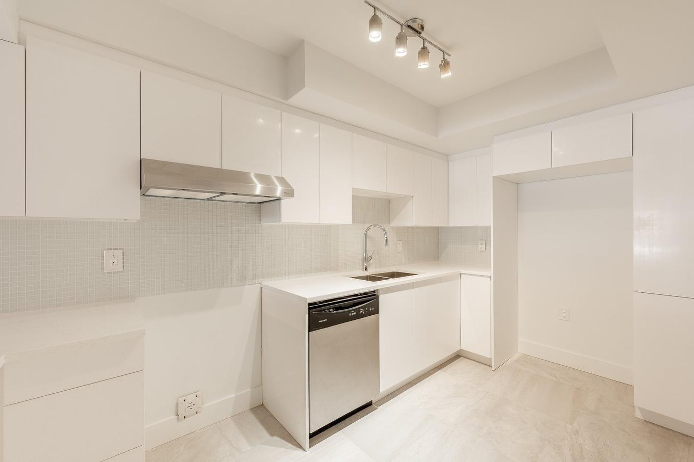 Cuisine - 15-1520 Av. Du Docteur-Penfield, Montréal (Ville-Marie), QC - Indoor Photo Showing Kitchen With Double Sink