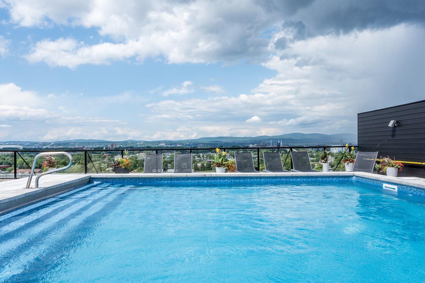 Pool - 606-735 Boul. Charest E., Québec (La Cité-Limoilou), QC - Outdoor With In Ground Pool With View