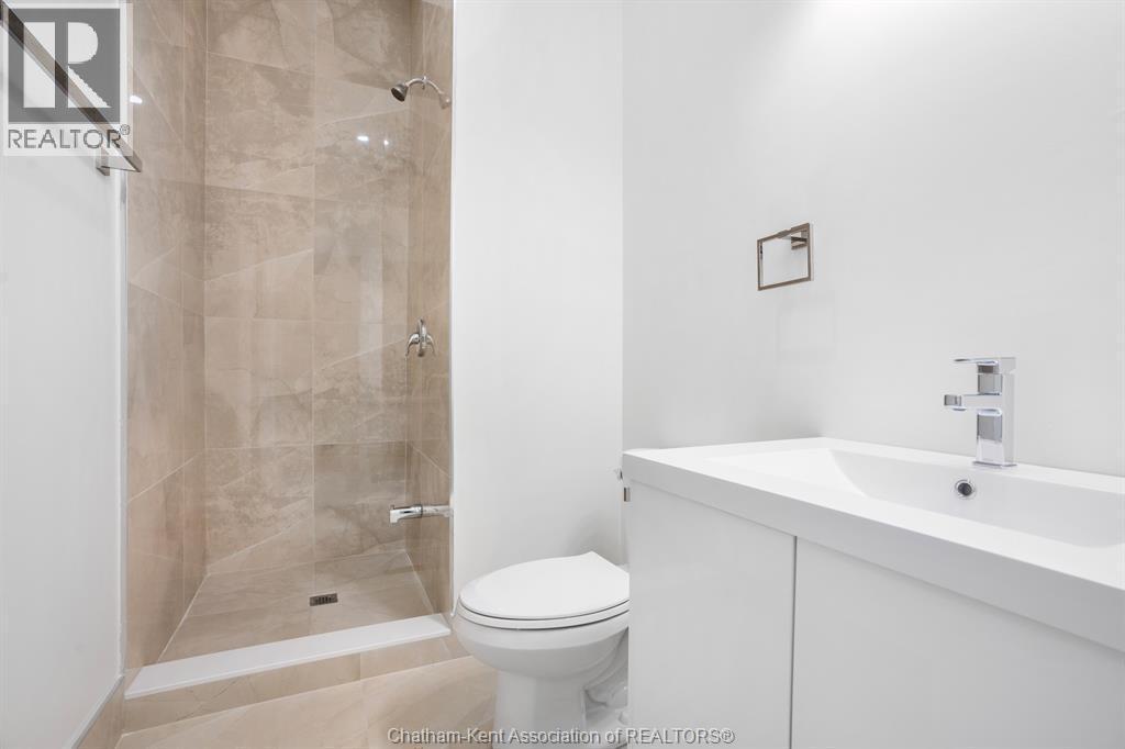 153 King Street Unit# 9, Chatham, ON - Indoor Photo Showing Bathroom