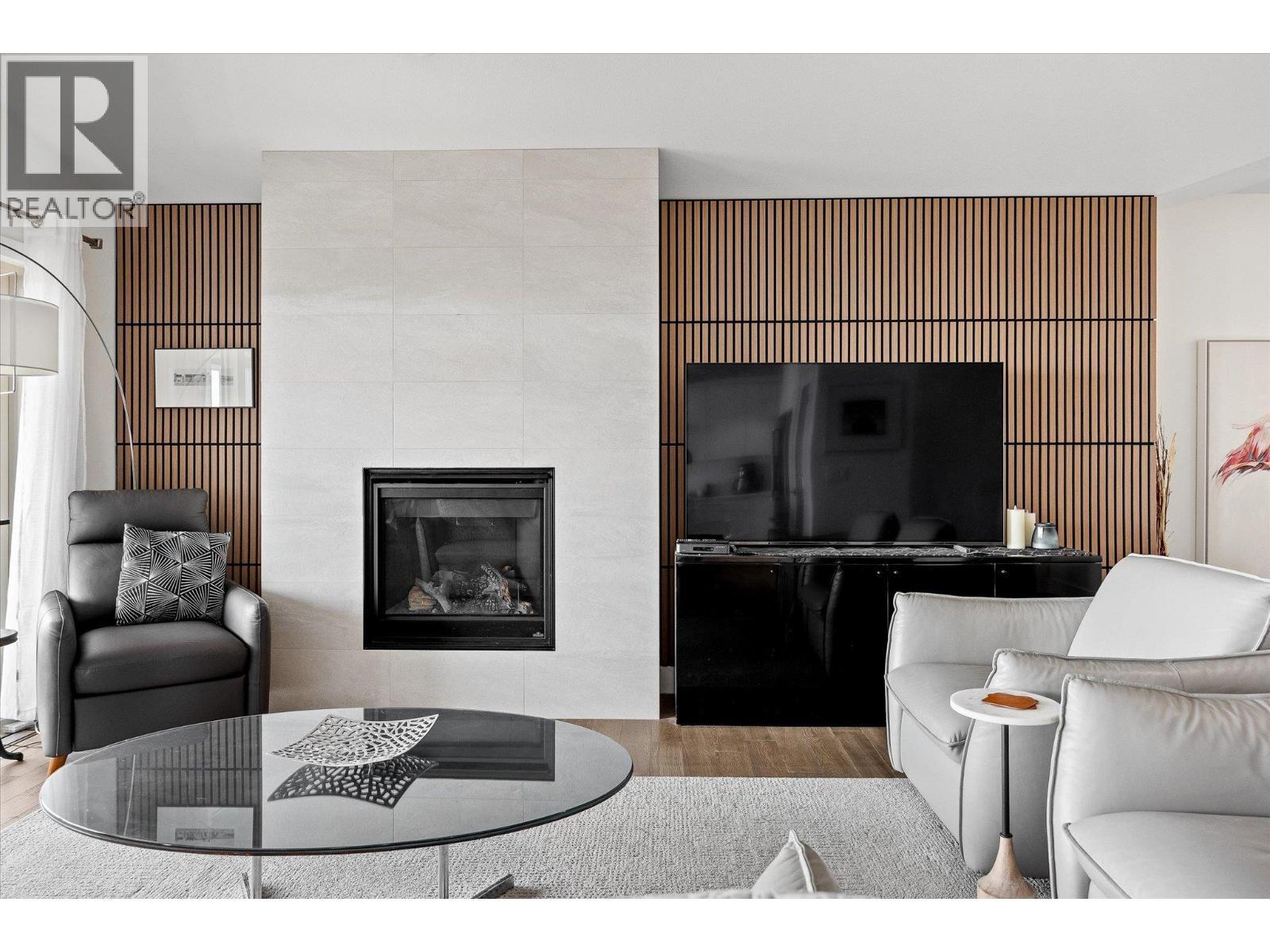 3938 Cimarron Drive Lot# 126, Kelowna, BC - Indoor Photo Showing Living Room With Fireplace