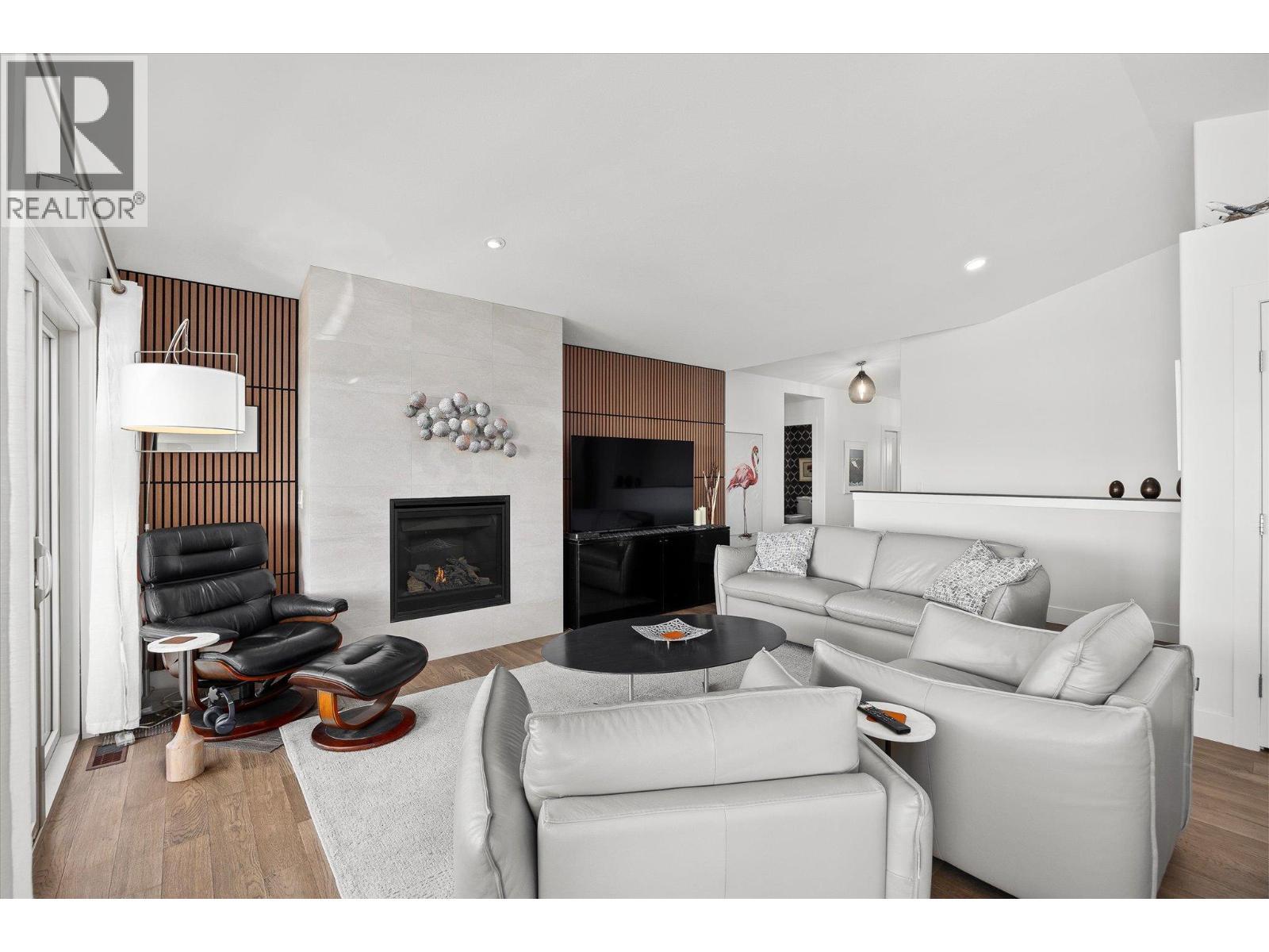 3938 Cimarron Drive Lot# 126, Kelowna, BC - Indoor Photo Showing Living Room With Fireplace