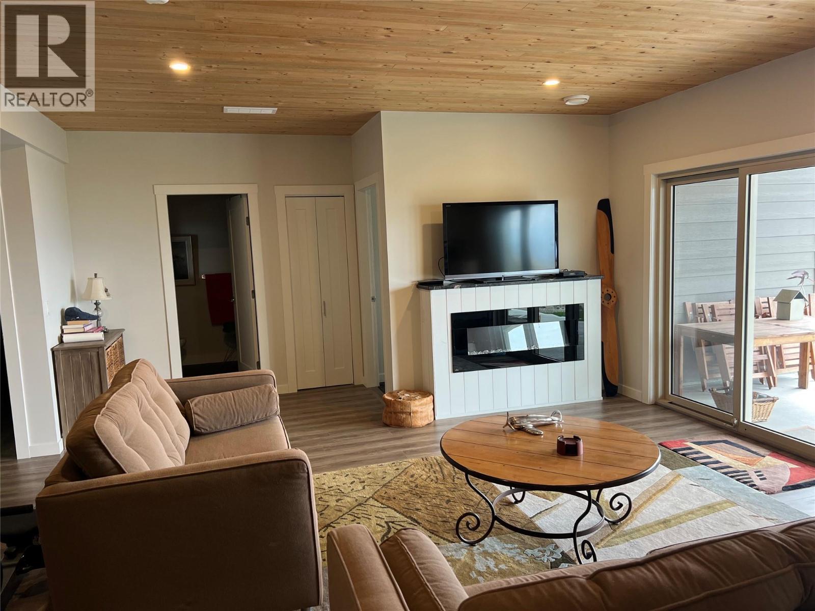 3938 Cimarron Drive Lot# 126, Kelowna, BC - Indoor Photo Showing Living Room With Fireplace